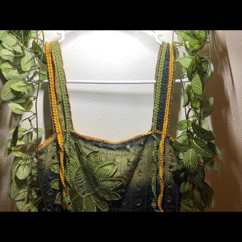 Sunflowers & pretty stitching make this Sz small, flowy tank blouse so feminine. - Picture 2 of 11